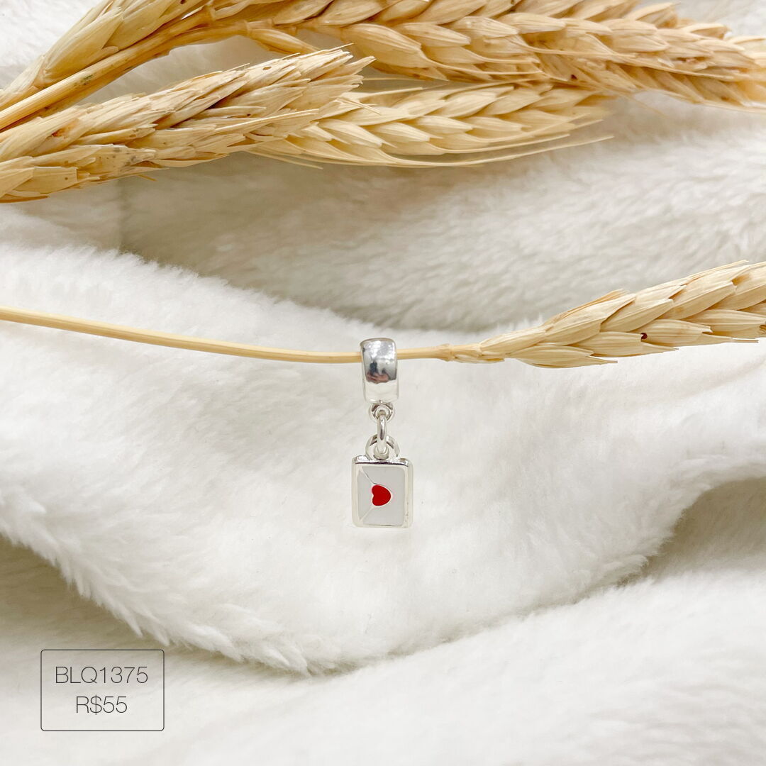 Berloque Carta c/ Coração Pendurado Esmaltado Prateado